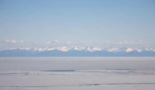 Acqua ghiacciata del lago Baikal — Foto Stock