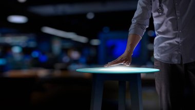 Modern masa bilgisayarında steteskopla çalışan akıllı tıp doktoru boş UI ve AR bilgisayarı..