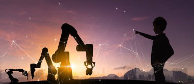 Modern otomasyon robot silahlarıyla çalışan mühendis kadın silueti Ai asistan teknoloji ağı konsepti ve metropol şehir binası arka planıyla.