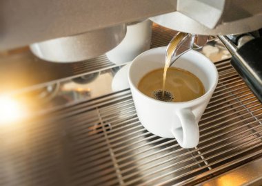 Profesyonel kahve yapan kahve makinesinden dökülen espresso yakın plan..