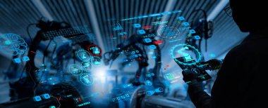 Fabrika Kadın Endüstriyel Mühendisi akıllı fabrika endüstrisinde otomasyon robot silah makinesiyle çalışıyor..