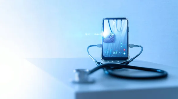 Tele tıp konsepti, tıbbi doktor internetten hastayla internet danışma teknolojisiyle iletişim kuruyor.