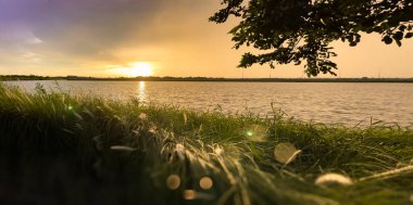 Gölde gün batımı.