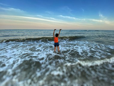 Tatil, turizm, seyahat, tatil ve insan konsepti için plajda mutlu genç Asyalı kadın.