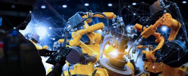 Fabrika Kadın Endüstriyel Mühendisi akıllı fabrika endüstrisinde otomasyon robot silah makinesiyle çalışıyor..