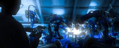 Fabrika Kadın Endüstriyel Mühendisi akıllı fabrika endüstrisinde otomasyon robot silah makinesiyle çalışıyor..