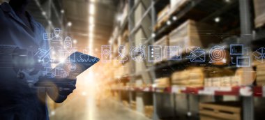 Küresel lojistik ağ dağılımını ve Ui taşımacılığını gösteren dijital tablet kullanan iş kadını elleri, Akıllı lojistik, ulaşımın geleceği.