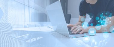 Fütürist teknoloji arka planı, yapay zeka ve veri ağı simgeleriyle çalışan birini gösteriyor. Yapay zeka kavramı,