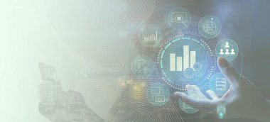 Şehrin üzerinde yüzen KPI simgeleri, grafikleri ve iş ölçümleri ile geleceksel veri analiz arayüzü. Dijital dönüşüm kavramları için ideal,