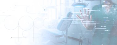 Modern bir diş kliniği sahnesi şeffaf dijital arayüzle harmanlanmış, gelişmiş yapay zeka ve tıbbi teknoloji için tıbbi verileri, teşhisleri ve dokunmatik ekran kontrollerini gösteren.