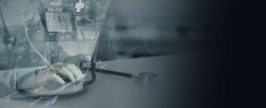 Modern bir klinik ortamda, tıbbi verileri, kalp analizlerini ve sağlık teknolojisini gösteren, şeffaf yapay zeka teşhisi koyan bir dijital cihaz kullanan bir doktor..