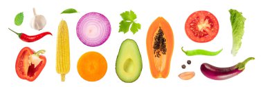 Beyaz arka planda papaya, avokado, mısır, domates ve soğan da dahil olmak üzere çeşitli dilimlenmiş malzemelerin üst görüntüsü. Sağlıklı yemek blogları ve mutfak tasarımı için mükemmel..