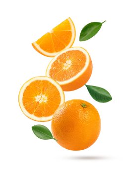 Sulu portakal dilimlerinin ve yeşil yapraklı meyvelerin havalanması. Yumuşak beyaz bir arka plan, ferahlatıcı içecek reklamları ve sağlıklı yaşam tarzı içeriği için mükemmel..