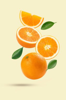 Tüm portakalların, sulu dilimlerin ve havada uçuşan yeşil yaprakların canlı bileşimi. Turunçgil suyu markası, sağlıklı abur cubur reklamları ve ferahlatıcı yaz yemekleri kavramları için mükemmel..