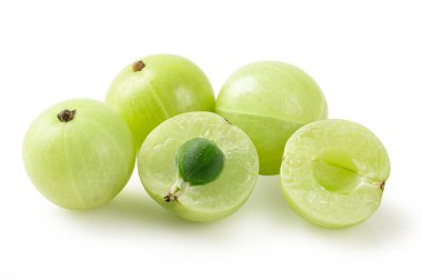 Yuvarlak ahşap bir kaseye yığılmış canlı yeşil Hint bektaşi üzümleri (Amla). C vitaminindeki süper yiyecekler, sağlık kavramları için beyaz arka planda izole edilmiş.