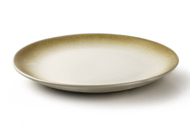 Minimalist bej merkezi ve kırsal kahverengi benekli kenarlı yuvarlak seramik yemek tabağı. Profesyonel gıda tasarımı ve sunumu için zarif taş eşyalar, beyazda izole edilmiş..