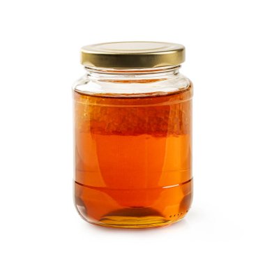 İçi organik kehribar balı dolu cam kavanoz, beyaz arka planda izole edilmiş ürün ambalajı..