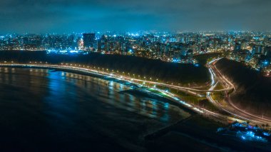 Gece manzaralı Costa Verde otoyolu, San Miguel - Lima, Peru.