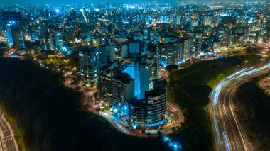 Ermendariz 'in tepeden aşağı panoramik hava manzarası, Miraflores kasabası ve Lima, Peru' daki Costa Verde resifi.