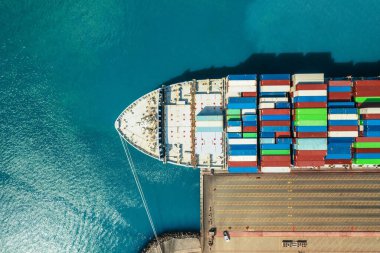 Uluslararası ticaret lojistik ihracatında konteynır taşıyan hava görüntüleme konteynır gemisi ve açık denizde konteyner gemisiyle uluslararası taşımacılık.
