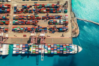 Uluslararası ticaret lojistik ihracatında konteynır taşıyan hava görüntüleme konteynır gemisi ve açık denizde konteyner gemisiyle uluslararası taşımacılık.