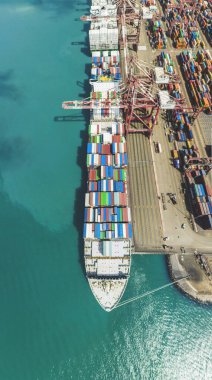 Uluslararası ticaret lojistik ihracatında konteynır taşıyan hava görüntüleme konteynır gemisi ve açık denizde konteyner gemisiyle uluslararası taşımacılık.
