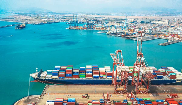 Uluslararası ticaret lojistik ihracatında konteynır taşıyan hava görüntüleme konteynır gemisi ve açık denizde konteyner gemisiyle uluslararası taşımacılık.