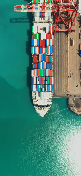 海空观集装箱船承运集装箱进境出口贸易国际集装箱船在公海的物流和运输 并附有复印空间 — 图库照片