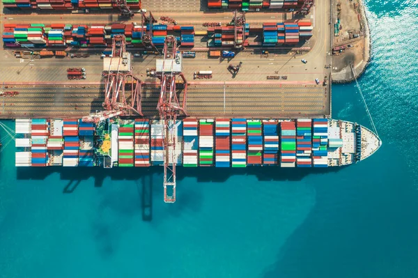 Uluslararası ticaret lojistik ihracatında konteynır taşıyan hava görüntüleme konteynır gemisi ve açık denizde konteyner gemisiyle uluslararası taşımacılık.