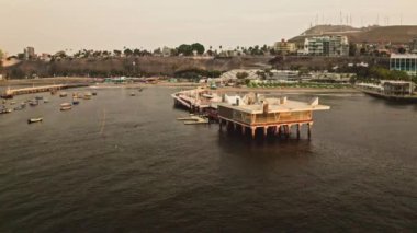 Lima 'daki Chorillos bölgesindeki hava manzaralı plaj kulübü. Kulüp Regatas.