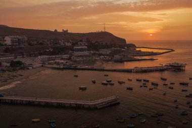 Lima 'daki Chorillos bölgesindeki hava manzaralı plaj kulübü. Kulüp Regatas.