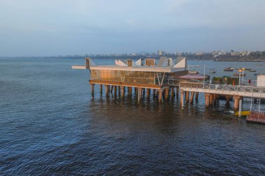 Lima 'daki Chorillos bölgesindeki hava manzaralı plaj kulübü. Kulüp Regatas.