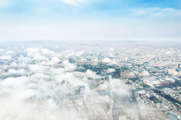 Vista Aérea Lima Entre Nuvens Vista Voando Sobre Topos Das — Fotografia de Stock