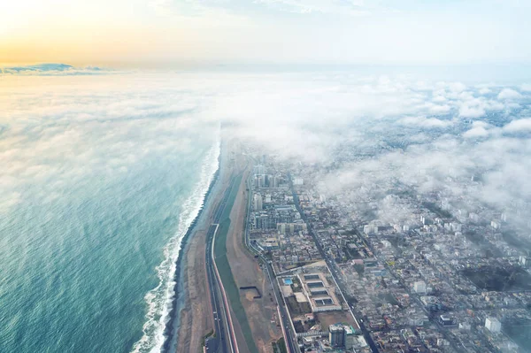 Vista Aérea Lima Entre Nuvens Vista Voando Sobre Topos Das — Fotografia de Stock