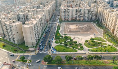 Lima, Peru - 05 Şubat 2021: San Miguel diskindeki Huaca arkeolojik alanının havadan görüşü. İnka öncesi antik kalıntılar şehir merkezinin ortasında..