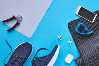 Sağlıklı yaşam tarzı kıyafetleri, spor ve diyet kavramları. Üst görünüm, metin alanı. Atlet hazır. Düz kompozisyon. Spor unisex, erkek ve kadın fitness.