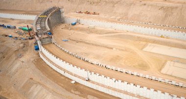 Lima, Peru - Ekim 06, 2019: Kosta Verde, San Miguel bölgesi, plajdaki yol havadan izleniyor.