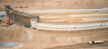 Lima, Peru - Ekim 06, 2019: Kosta Verde, San Miguel bölgesi, plajdaki yol havadan izleniyor.