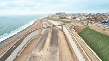 Lima, Peru - Ekim 06, 2019: Kosta Verde, San Miguel bölgesi, plajdaki yol havadan izleniyor.