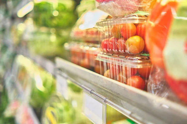 Süpermarketin rafında kekler, paketlenmiş tatlı. Seçici odak.