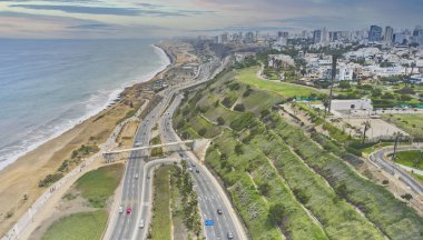 Lima şehrindeki San Isidro bölgesinin zirvesinde, Costa Verde otoyolu, yaya geçidi.