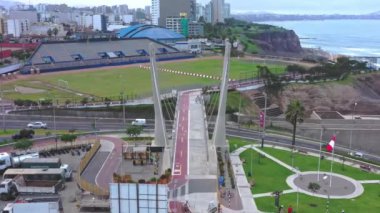 Lima, Spor ve Kültür Bölgesi 'nde Miraflores ve San Isidro' yu birbirine bağlayan La Amistad Köprüsü 'nün havadan görüntüsü.
