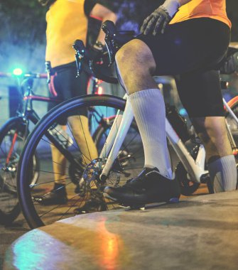 Bisikletçi grubu antrenmanlara, bisikletçi arkadaşlarıyla buluşmaya hazırlanıyor..