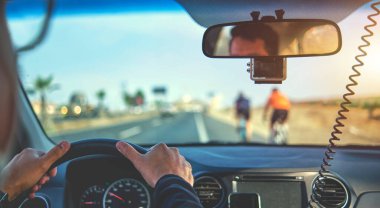 Otobanda güvenlik eskortu arabasıyla bir grup profesyonel bisikletçi eğitimi alıyor. Bir grup bisikletçi tarafından takip edilen ekip arabaları.