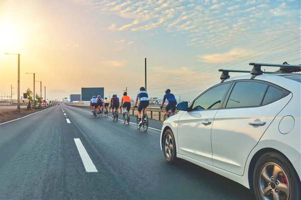 Grupo Ciclistas Profesionales Entrenando Carretera Con Coche Escolta Seguridad Grupo — Foto de Stock