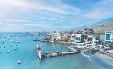 Körfezin, marinanın ve Ancon 'un havadan görünüşü - Lima, Peru, yaz bölgesi, sahil ve Ancon' daki bazı dış binalar.