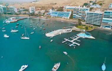 Körfezin, marinanın ve Ancon 'un havadan görünüşü - Lima, Peru, yaz bölgesi, sahil ve Ancon' daki bazı dış binalar.
