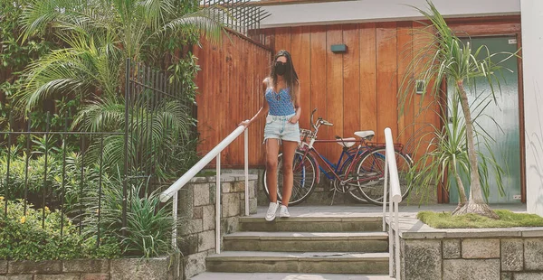 Koruyucu Maskeli Genç Bir Kadın Güneşli Bir Yaz Günü Bisiklet — Stok fotoğraf