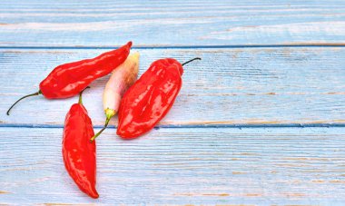 Peru usulü atıştırmalıklar geleneksel Peru yemekleri, mayonez, ji limuzin, limon, kişniş, ji ve canchita sosları.