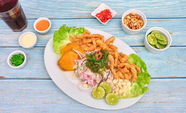 Comida Peruana Ceviche Peixe Chicharron Pescado Com Mandioca Frita Milho — Fotografia de Stock